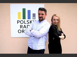 Piotr Bogdaszewski oraz Joanna Kamieniecka. Za nimi logo Polskiego Radia Orzysz.