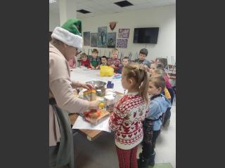 Przygotowanie świątecznych pierniczków przez dzieci