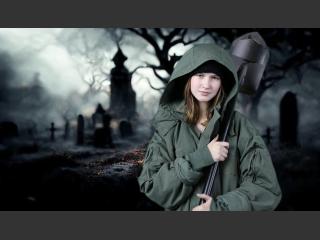 Zdjęcie po montażu technika green screen. Dziewczyna z łopatką na ramieniu, w tle cmentarz.