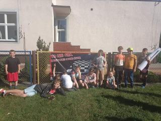 Dzieci przy powieszonym przez siebie banerze przy Przedszkolu