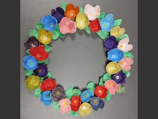 Wianek z kwiatów zrobiony przez dzieci podczas zajęć kreatywnych.