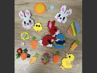Prace o tematyce wielkanocnej, wiosennej wykonane przez dzieci podczas zajęć - kurczaczki, pisanki, marchewki, króliczki