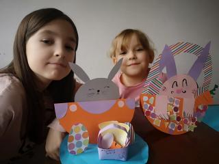 Dwie dziewczynki z wykonanymi przez siebie dekoracjami.