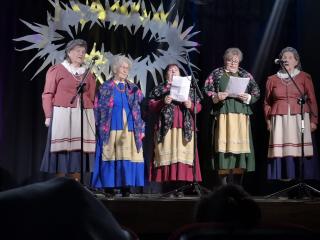 5 kobiet z zespołu Orzyszanki na scenie podczas występu.