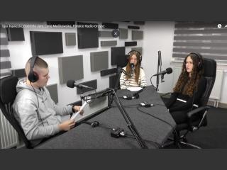 W studio Radia Orzysz prowadzący wywiad Igor Kawecki oraz wolontariuszki Gabriela Jary i Lena Maćkowska siedzą przy mikrofonach.