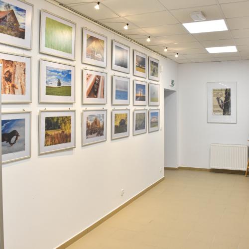 Na ścianie galeria zdjęć