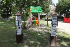 Urządzenia zabawowe i kostki wiedzy w Ogródku Jordanowskim w Orzyszu