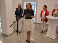 W Ratuszu w Orzyszu trzy kobiety, z przodu Pani Dyrektor Polany Kultury w Orzyszu, przed nią mikrofon.