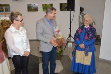 W Ratuszu w Orzyszu z lewej strony Przewodnicząca Rady Miejskiej w Orzyszu, Burmistrz Orzysza trzyma koszyk, z prawje strony kobieta z zespołu Orzyszanki. 