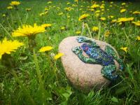 Artystyczna żaba na kamieniu