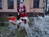 Święty Mikołaj z reniferami na Polanie Kultury w Orzyszu.