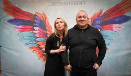 Pani Dyrektor Polany Kultury w Orzyszu oraz Robert Kasprzycki. Za nimi kolorowe zjęcia.