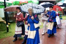 Kobiety w strojach ludowych z parasolkami. XII Orzyskie Spotkania Folklorystyczne