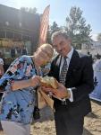 Burmistrz Orzysza przełamuje się chlebem z redaktor naczelną Gazety Piskiej.
