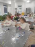Dzieci robią karmniki z butelek 