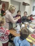 Przygotowanie świątecznych pierniczków przez dzieci