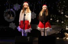 Duet Basia & Julia w trakcie śpiewania piosenki świątecznej.