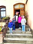 Dzieci z Króliczkiem Wielkanocnym - Pani Irenka. Na schodach przed wejsciem do Pałacuu Kultury w Orzyszu.