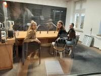 Trzy dziewczyny z zespołu BrauPi - Aleksandra, Kornelia, Zuzanna, w studiu nagrań Radia 5