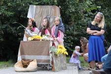 Trzy dziewczynki na straganie z rybami podczas przedstawienia legendy Orzysza. Z prawej strony Pani Ewa Stankiewicz 