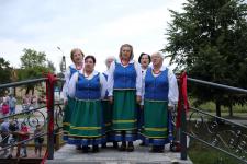 Kobiety z zespołu Orzyszanki w strojach ludowych na Moście Zakochanych