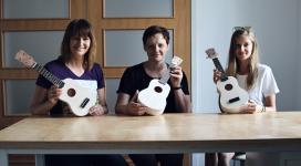 Trzy kobiety z własnoręcznie wykonanymi ukulele.