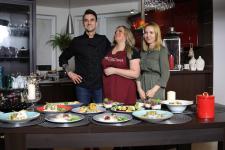Kucharz Dominik Lipiński, Małgorzata Malik, Joanna Kamieniecka. Przed nim na stole dania wigilijne.