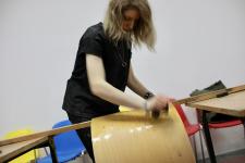 Dziewczyna lakieruje bęben perkusji