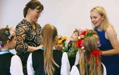 Projektantka i krawcowa - Jolanta Nierodzik, Pani Dyrektor Polany Kultury w Orzyszu, oraz dziewczynki z zespołu Orzyszanki OD NOVA. Dziewczynki wręczają kwiaty dla Pani Jolanty.