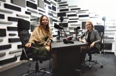 Maja Tabaka, oraz Pani Dyrektor Polany Kultury - Joanna Kamieniecka w studiu Polskiego Radia Orzysz, siedzą przy stole, przed nimi statywy mikrofonowe.