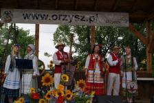 Na scenie zespoł w strojach ludowcyh występuje podczas XII Orzyszkie Spotkanie Folklorystyczne 