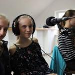 Trzy dziewczyny w studiu Radia Orzysz 