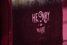 Na skrzyni logo Henry no hurry