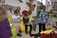 Dzieci czytają książki w kąciku dla dzieci