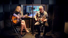 W studiu nagrań Joanna Kamieniecka- Dyrektor Polany Kultury oraz Krzysztof Roszko grają na gitarach.