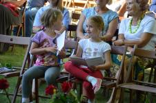 Dwie dziewczynki na widowni podczas występów na gali ogólnopolskiego konkursu poetyckiego im. Michała Kajki.