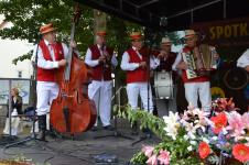 Na scenie zespół muzyczny mężczyzn w strojach ludowych gra na instrumentach. Występ podczas XIV Orzyskie Spotkania Folklorystyczne.