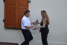 Mężczyzna wręcza kobiecie czerwoną różę. Przed budynkiem Muzeum Michała Kajki w Ogródku.