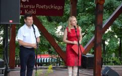 przemawiające dwie osoby na scenie. Po prawej Pani Dyrektor Polany Kultury w Orzyszu.