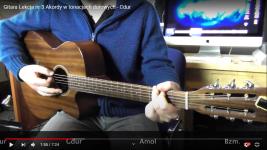 Zrzut ekranu z filmu na YouTube, na kanale Domu Kultury. Mężczyzna gra na giatrze akustycznej.