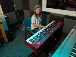 W studiu nagrań na Polanie Kultury dziewczynka gra na keyboardzie.