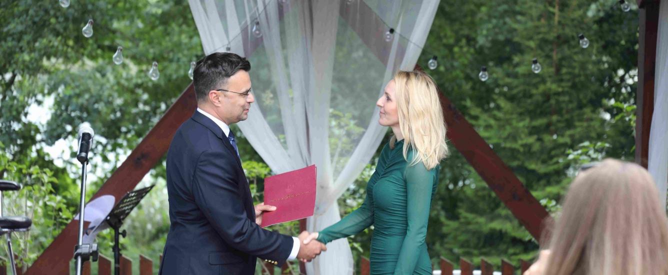 Minister wręcza nagrodę dla Dyrektor Polany Kultury Pani Joannie Kamienieckiej 